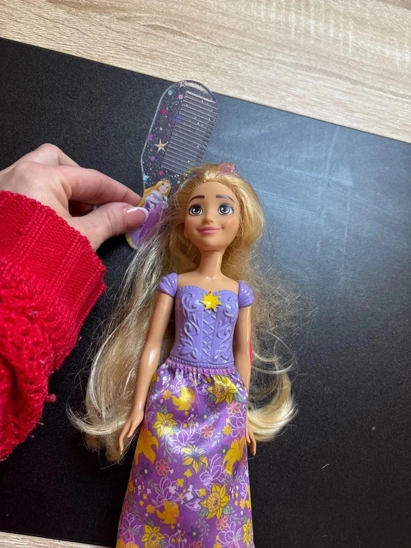 princesa Rapunzel Disney e sua pequena pente – photo 2